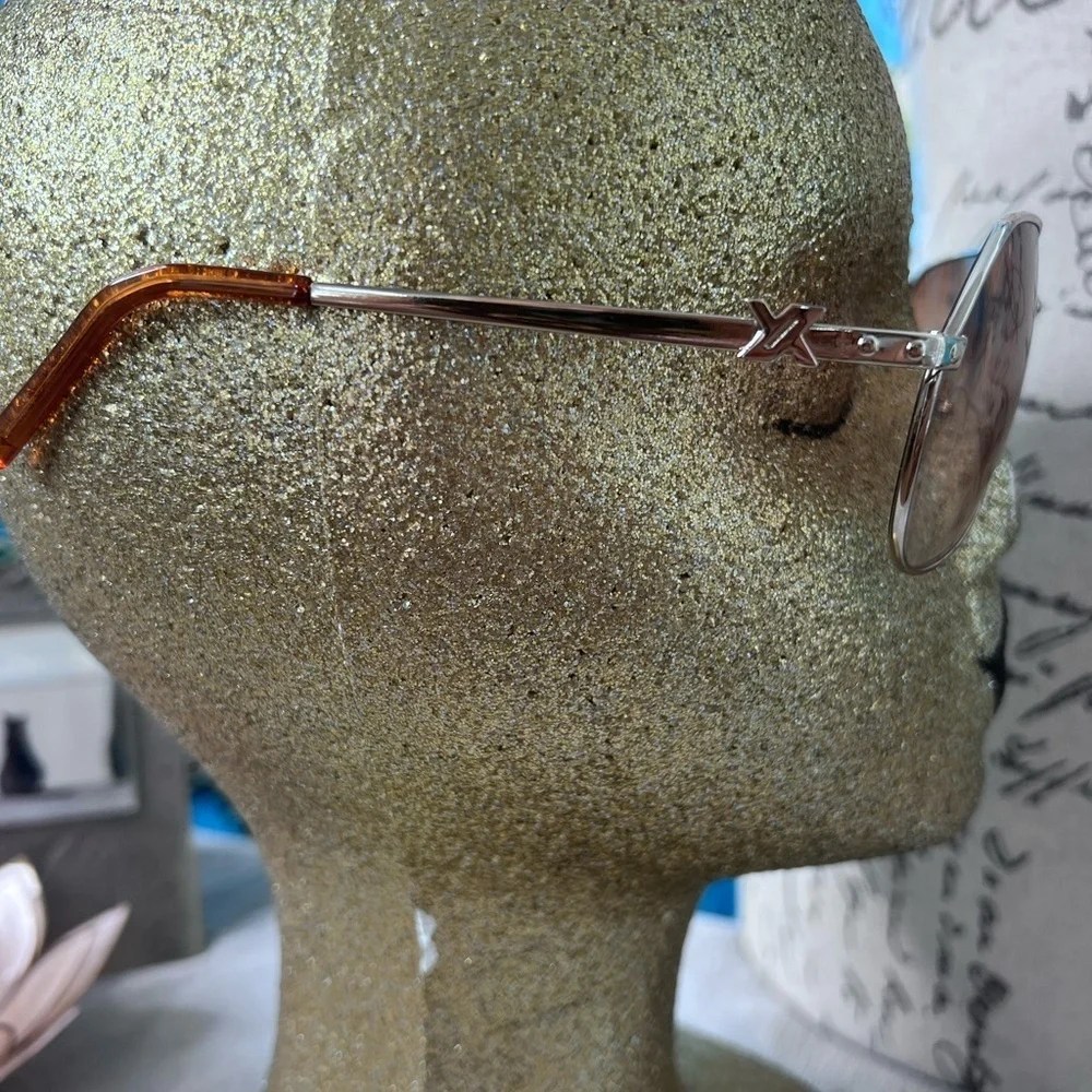 Sporty, gold aviator sunglasses